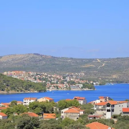Pool Near Sea Ferienhaus Ražanj