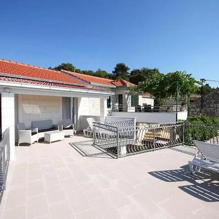 Ferienhaus Pool Near Sea