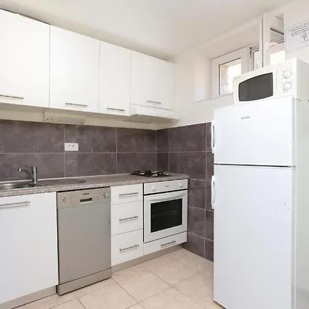 Pool Near Sea Ferienhaus Ražanj